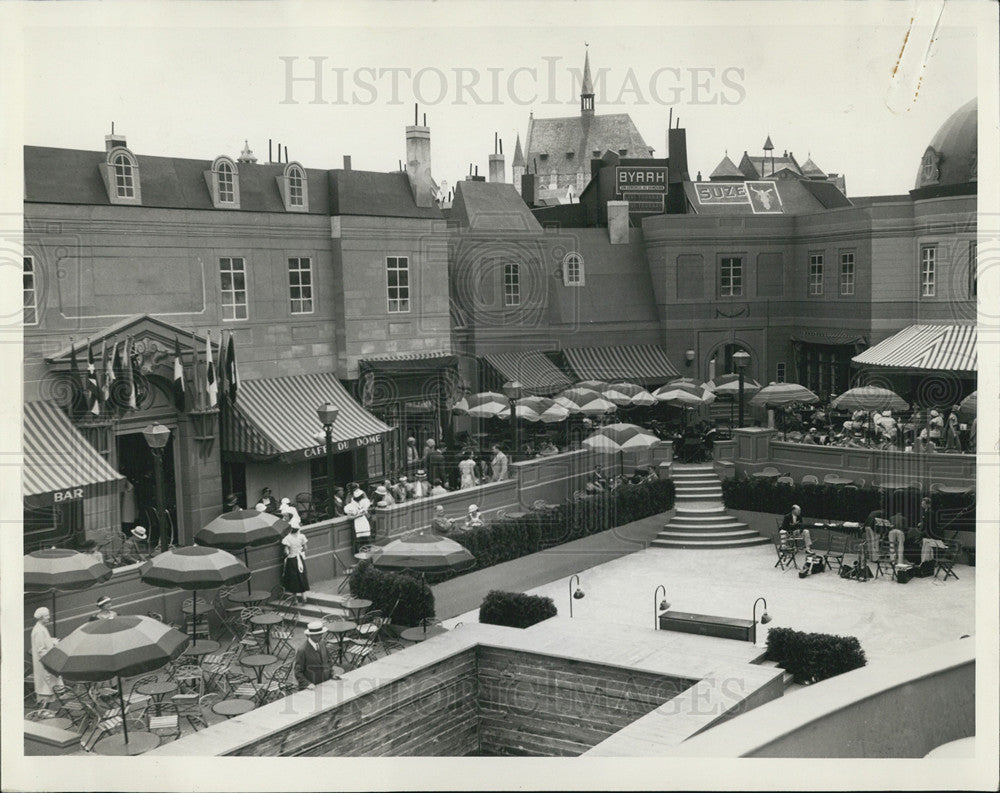 Press Photo Courtyard in public market area - Historic Images