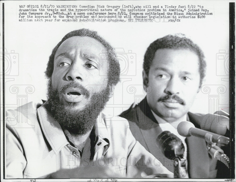 1970 Press Photo Dick Gregory, left, &amp; Rep. John Conyers Jr. talk about drug - Historic Images