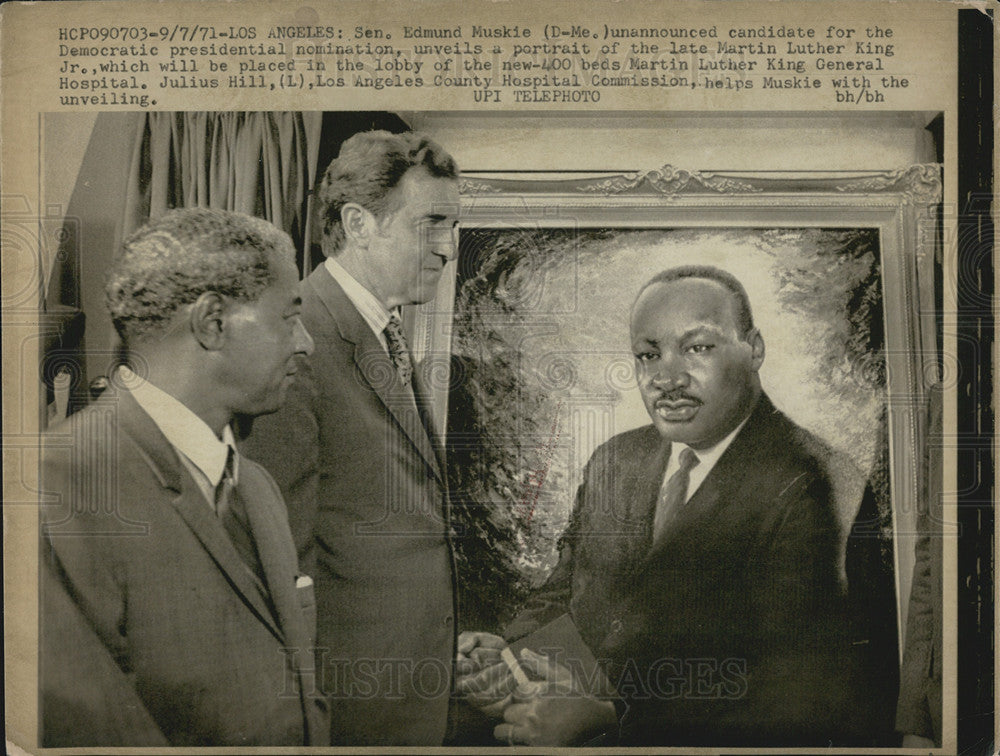 1971 Press Photo Sen. Edmund Muskie & Julius Hill, unveil portrait of Martin - Historic Images