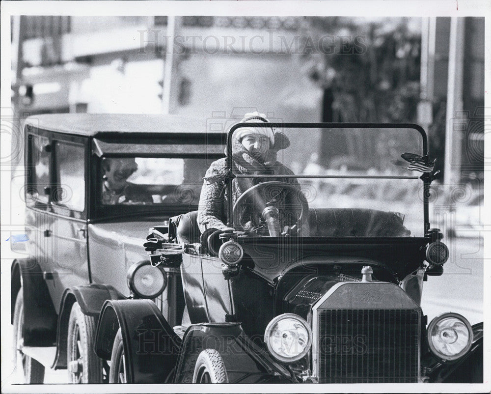 1983 Press Photo 1915 Model T Ford Driven By Jeanet Harman Vintage Auto Display - Historic Images