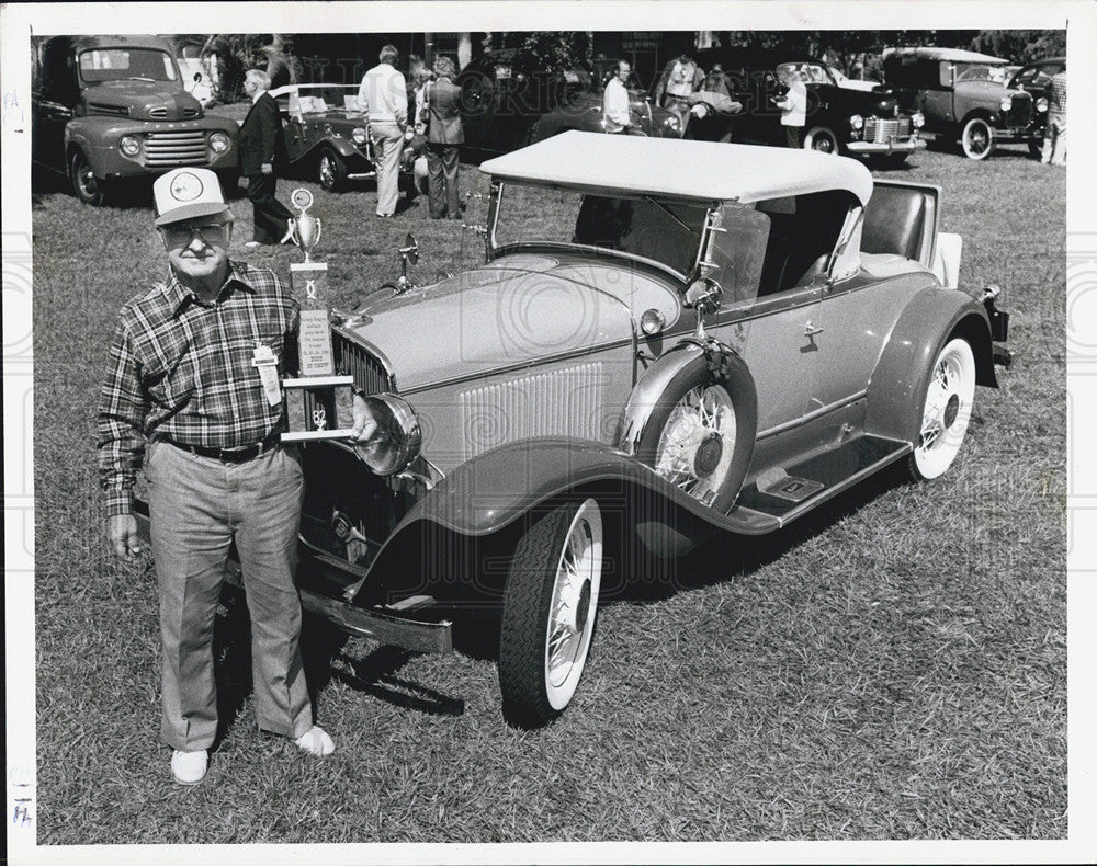 1982 Press Photo Fred Smitj=h and his 1913 Cadillac - Historic Images