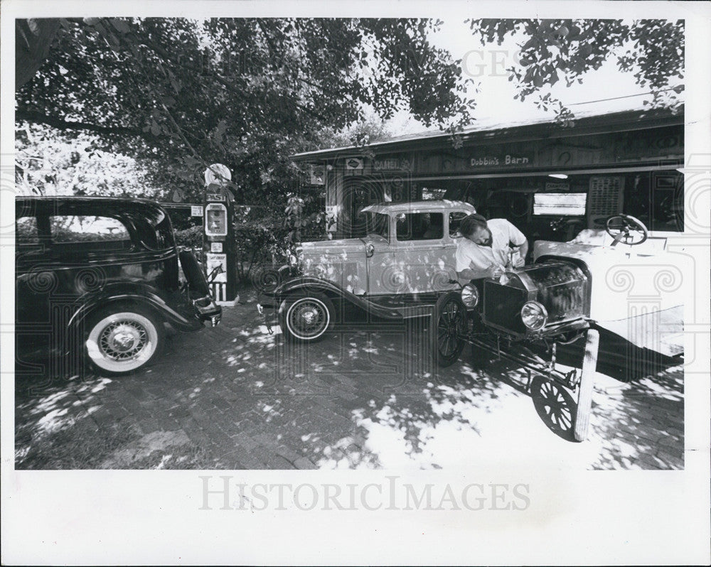 1981 Press Photo Paul Dobbin with his antique car. - Historic Images