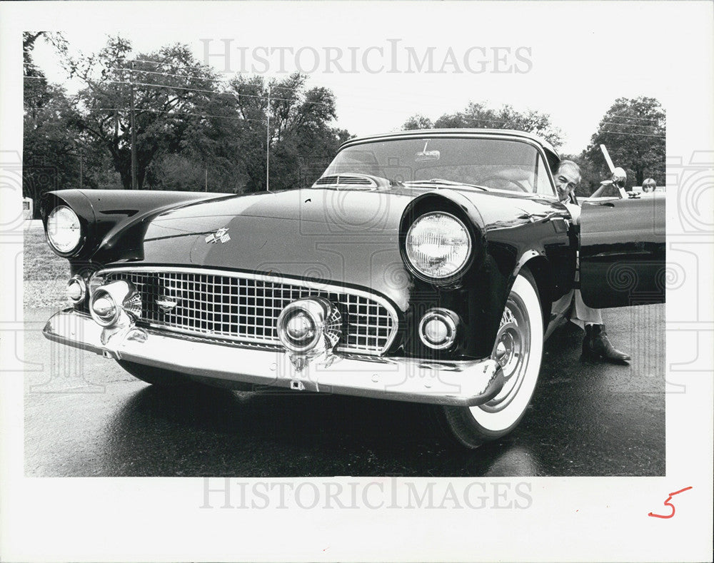 1982 Press Photo Walter Flood shows his 1955 Ford. - Historic Images