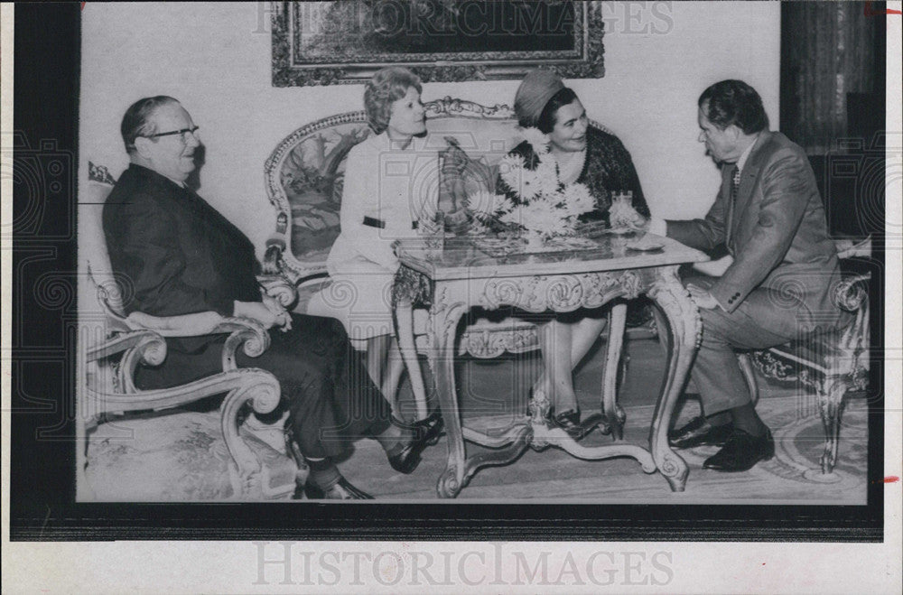 Undated Press Photo President Nixon and White House guests - Historic Images