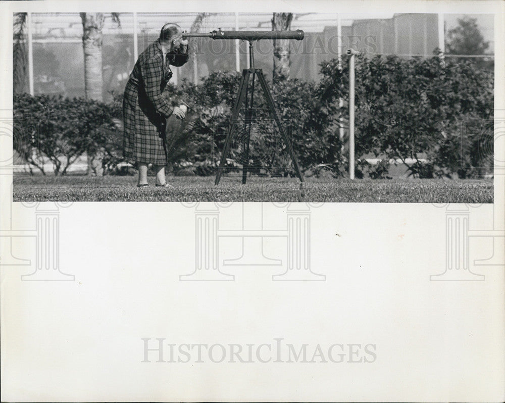 1964 Press Photo Man looking thru a telescope - Historic Images