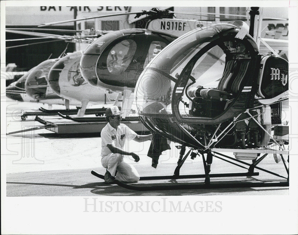 1986 Press Photo Ed Pollacek cleans a helicopter at West Fla  Al Whitted Airport - Historic Images