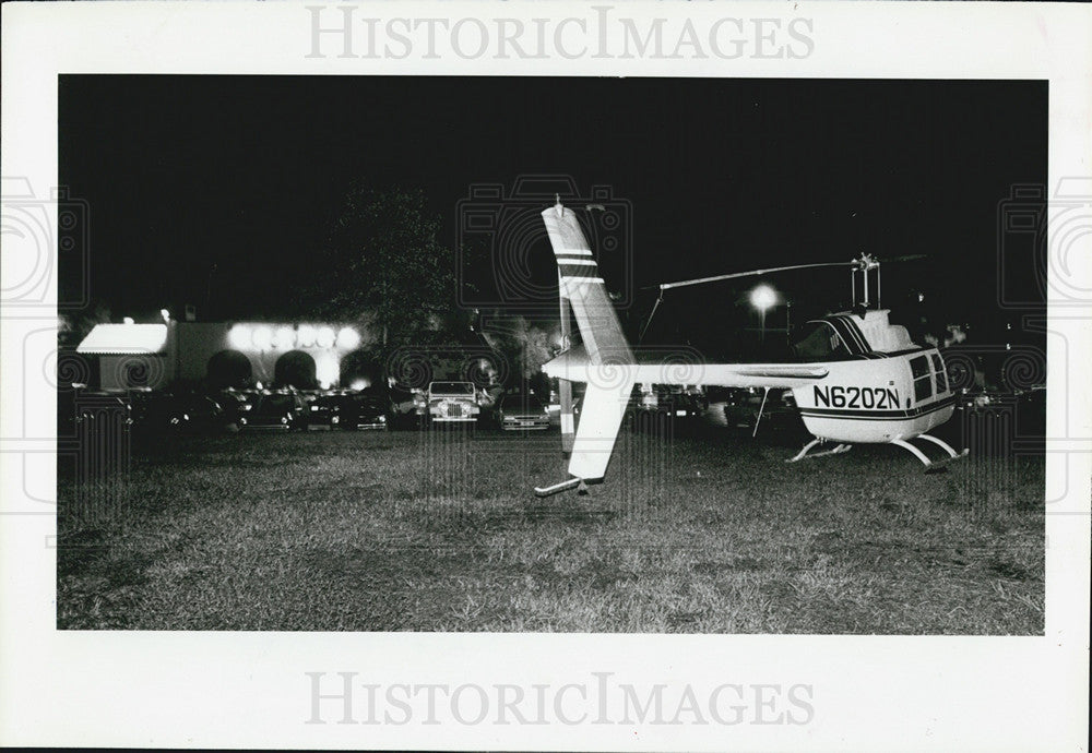 1985 Press Photo Tarpon Springs Fla helicopter in car parking lot - Historic Images