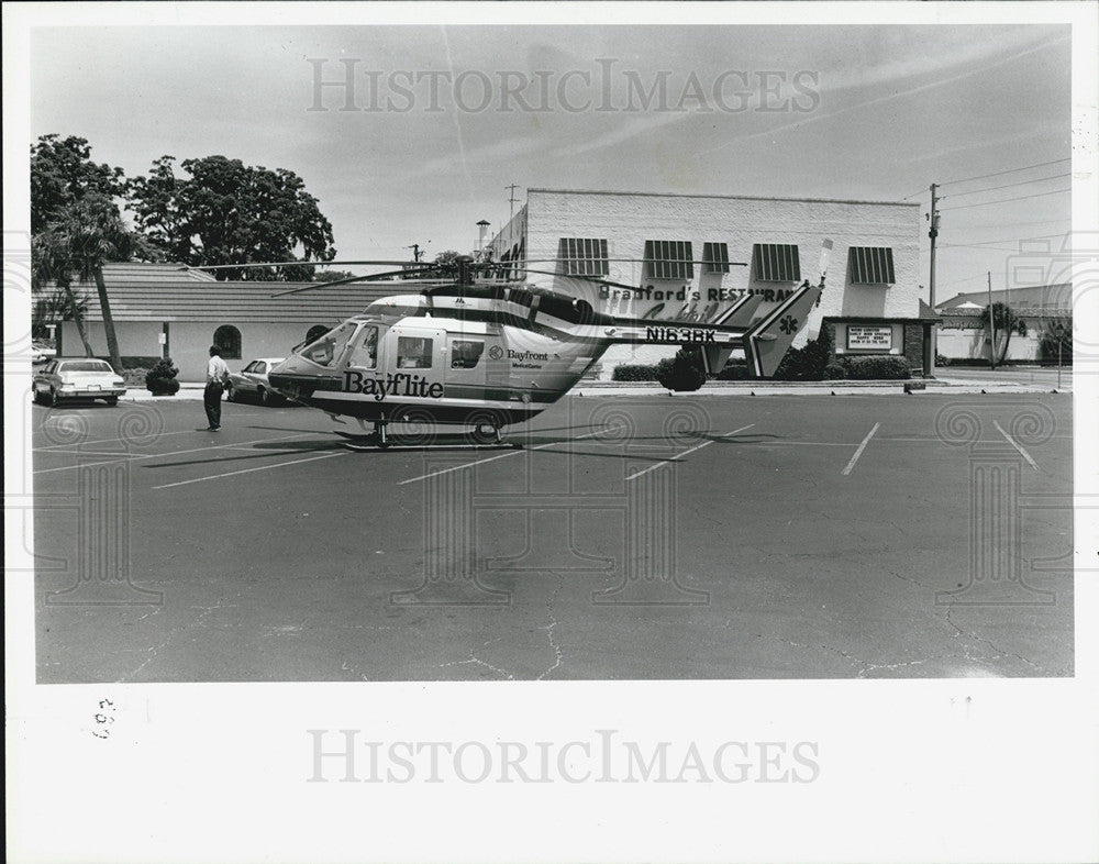 1987 Press Photo Hospital  helicopter in restaurant parking lot - Historic Images