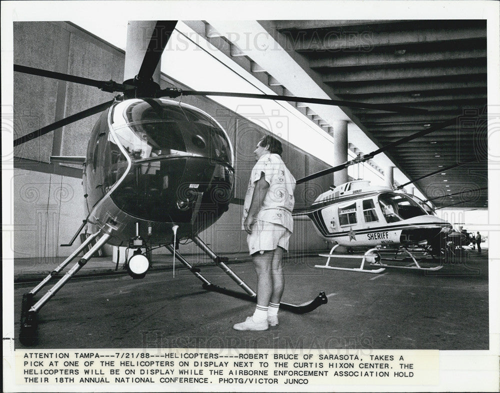 1988 Press Photo Robert Bruce of Fla and a helicopter - Historic Images