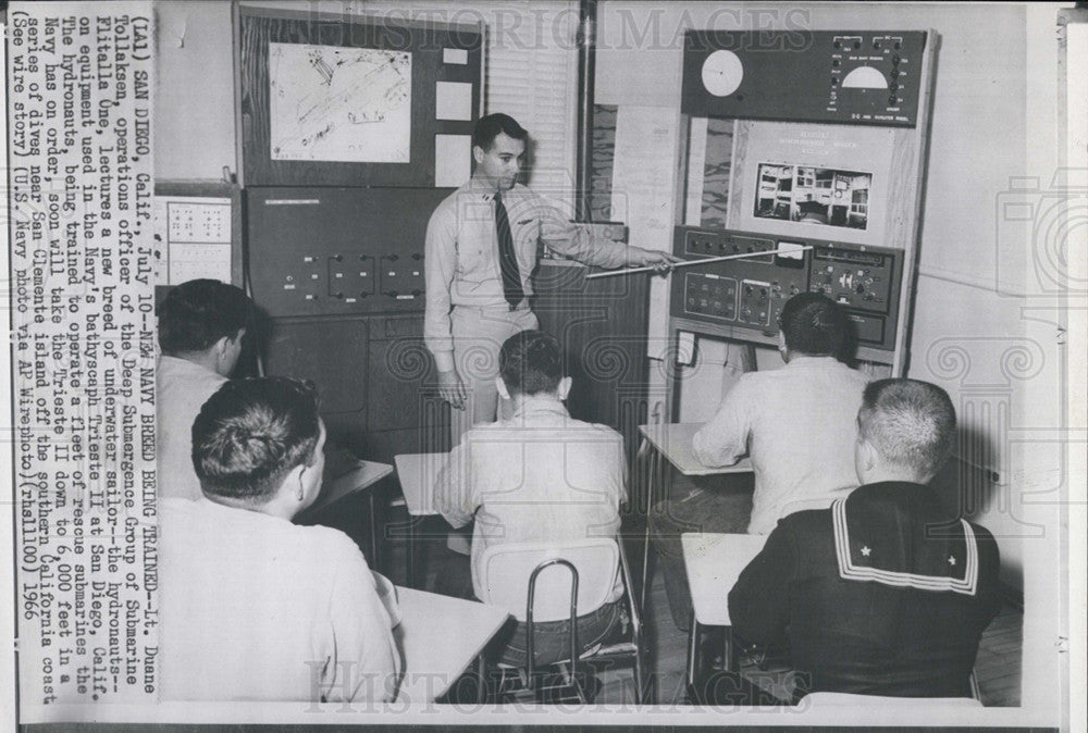 1966 Press Photo Lt D Tollaksen trains new submariners - Historic Images