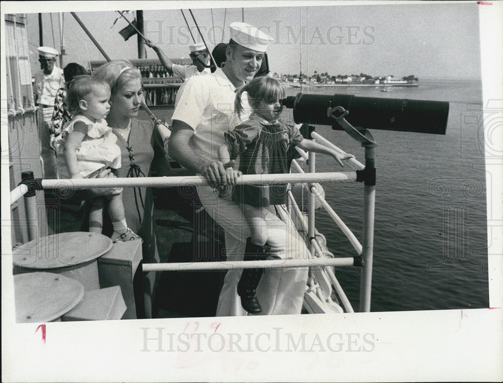 1971 Press Photo Family on Navy ship in St. Petersburg, Florida. - Historic Images