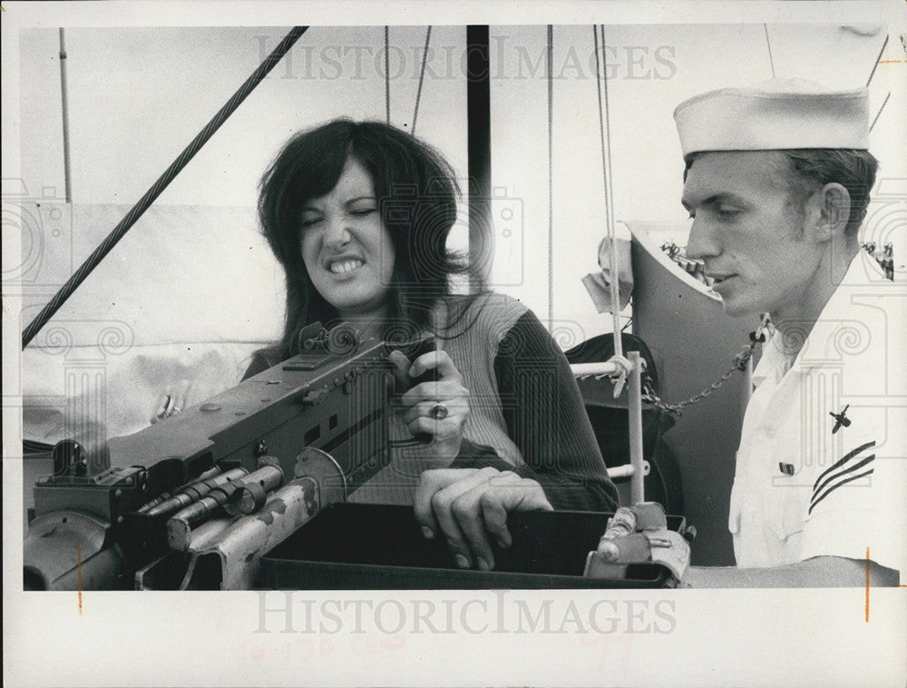 1971 Press Photo U.S. Navy ship, and sailor. - Historic Images