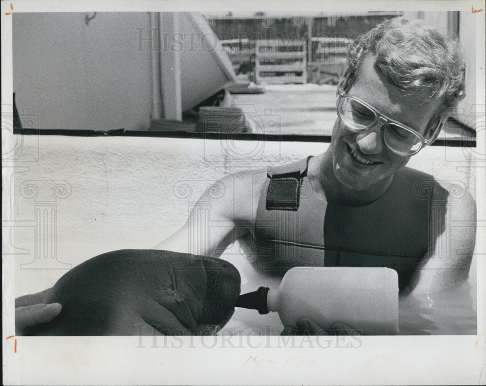 1976 Press Photo Ted Brown senior keeper. - Historic Images