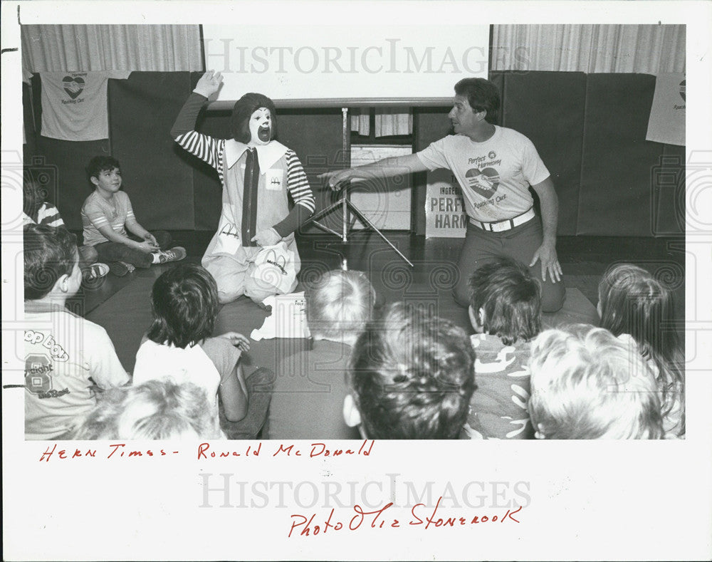 1988 Press Photo Ronald McDonald visits disabled children - Historic Images