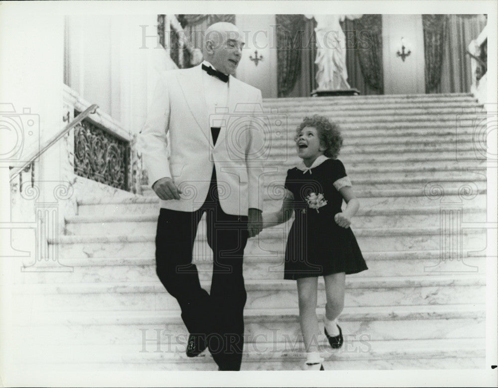 1986 Press Photo Albert Finney and Aileen Quinn,actors - Historic Images