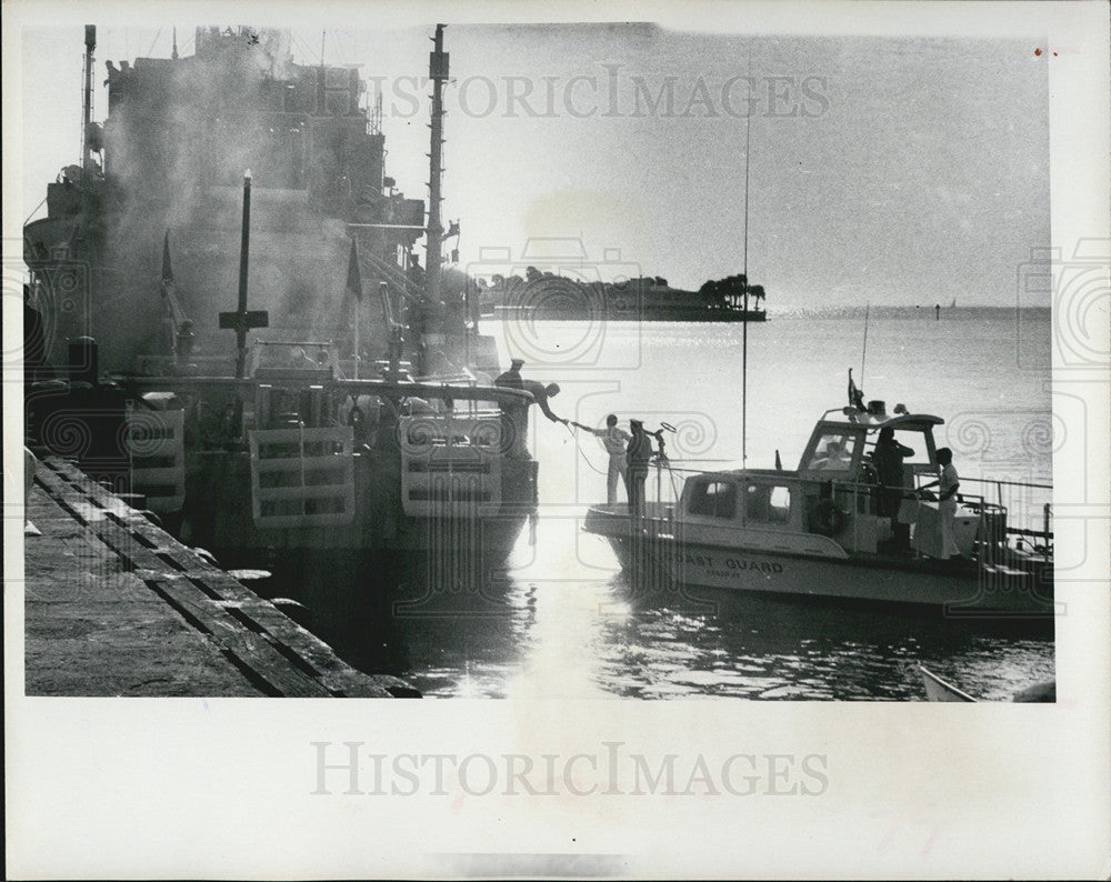 1972 Press Photo coast guard uss Dominant smoke Fire - Historic Images