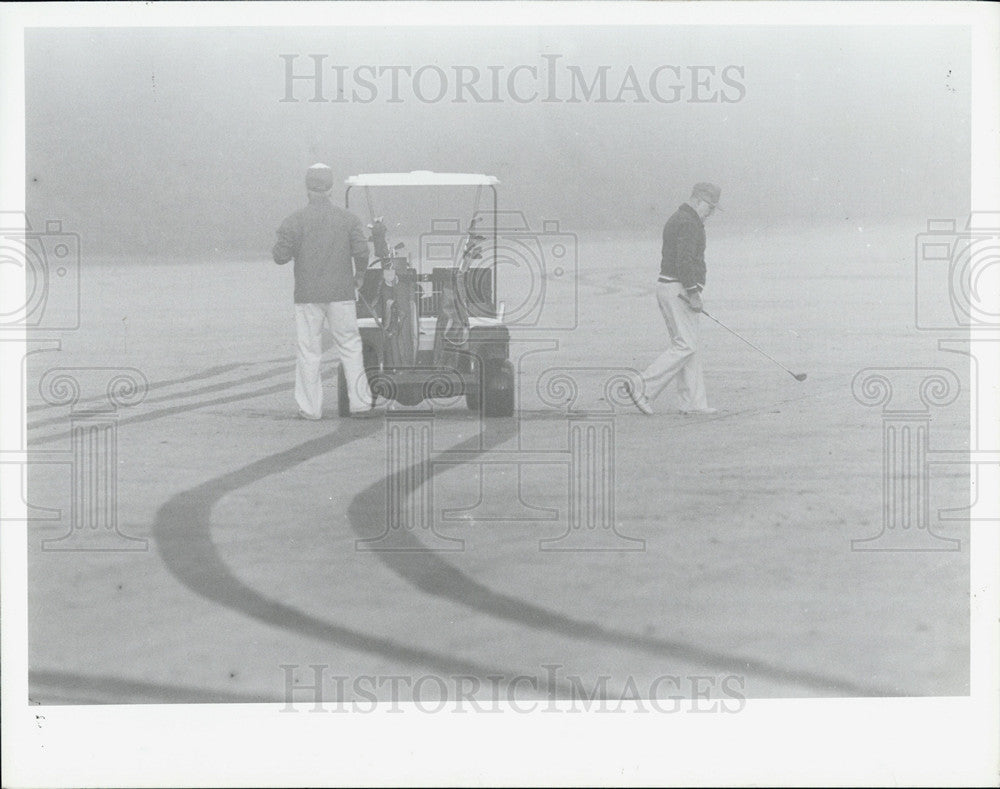 1987 Press Photo Golfer play even in the fog - Historic Images