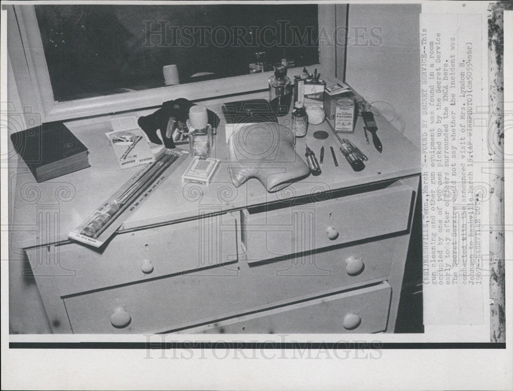 1967 Press Photo Gun and equipment found by Secret Service at YMCa - Historic Images