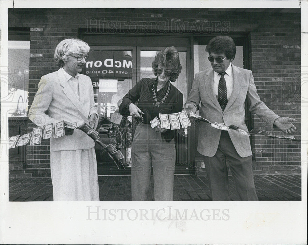 1983 Press Photo Sally Wallace, Missy & Steve Stefanos, ribbon cutting at - Historic Images
