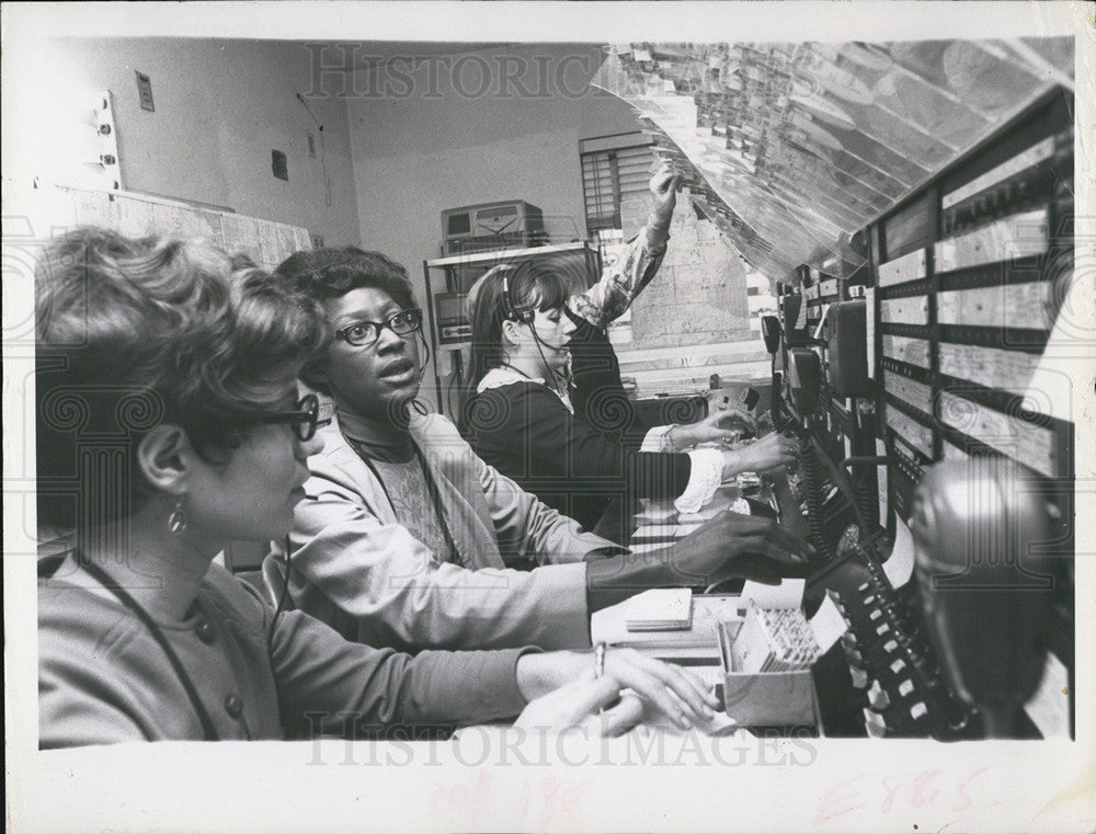 1970 Press Photo Telephone answering service. - Historic Images