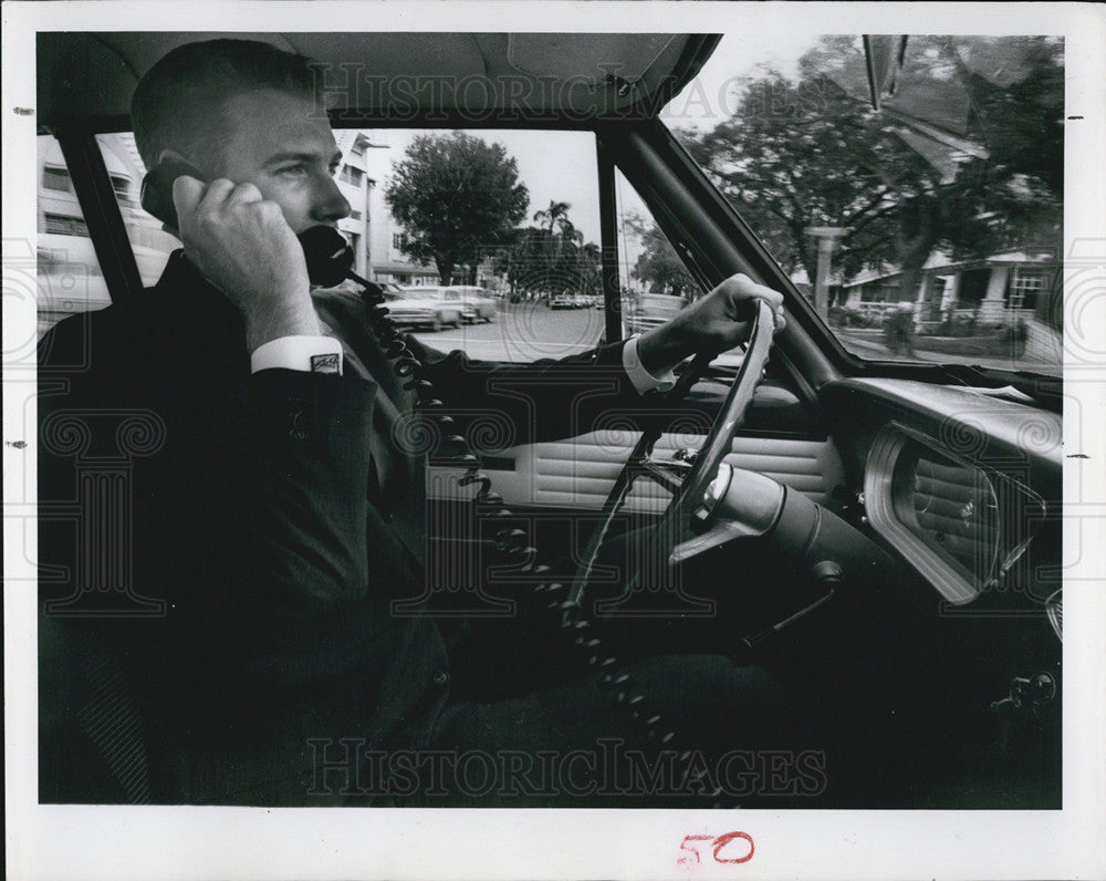 1964 Press Photo Fred freeman mobile telephone - Historic Images