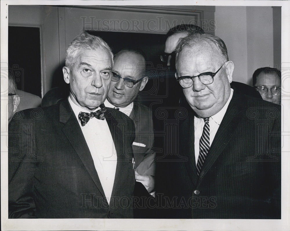 1982 Press Photo Rep. William G. Bray, left, &amp; Sen. Homer Capehart. - Historic Images