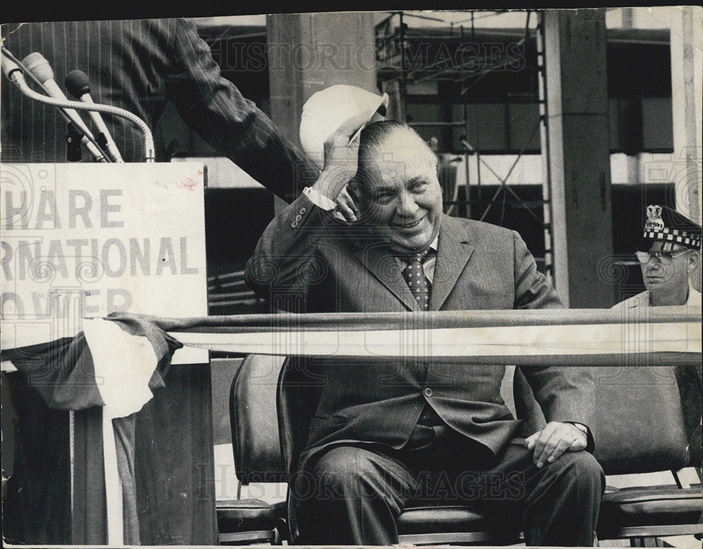 1972 Press Photo Mayor Daley at the topping out of O&#39;Hare International Airport. - Historic Images