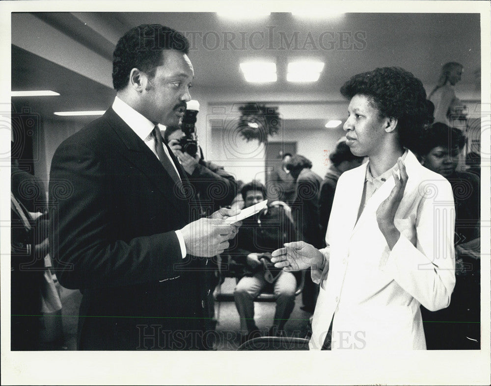 1987 Press Photo Rev Jesse Jackson, Dorothy Hardy; Cook County Hospital - Historic Images