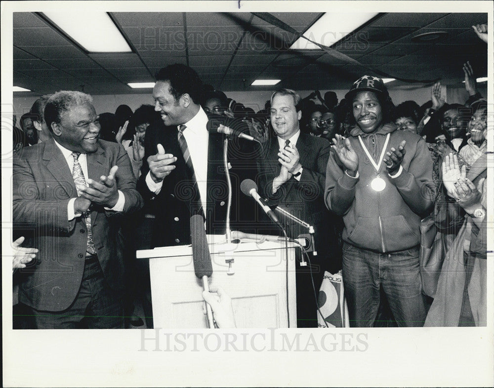 1986 Press Photo Mayor Harold Washington, Rev Jesse Jackson, Mike Howlett - Historic Images