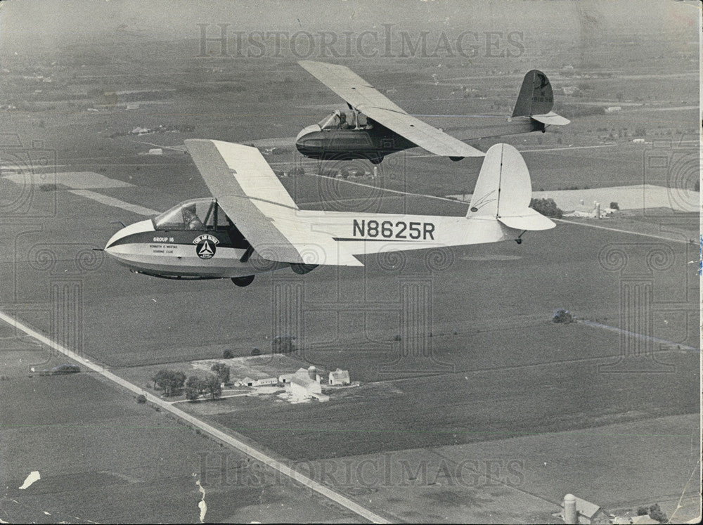 1965 Press Photo Gliders in flight in Illinois - Historic Images