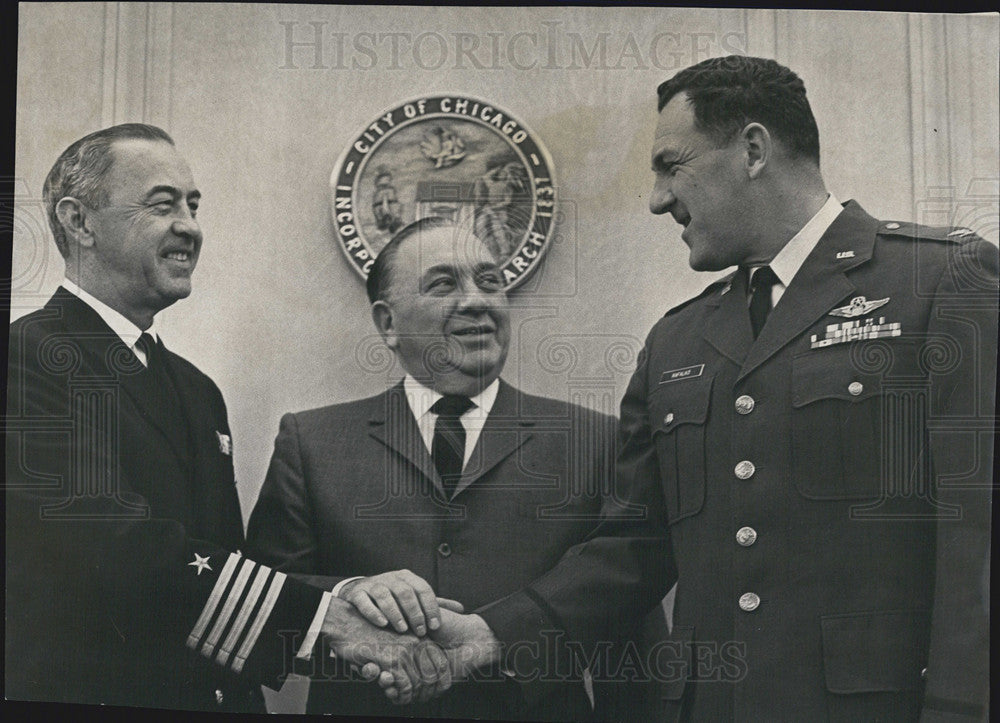 1967 Press Photo Cat Alan Cameron, Mayor Richard Daleym, Col Edmund Rafalko - Historic Images