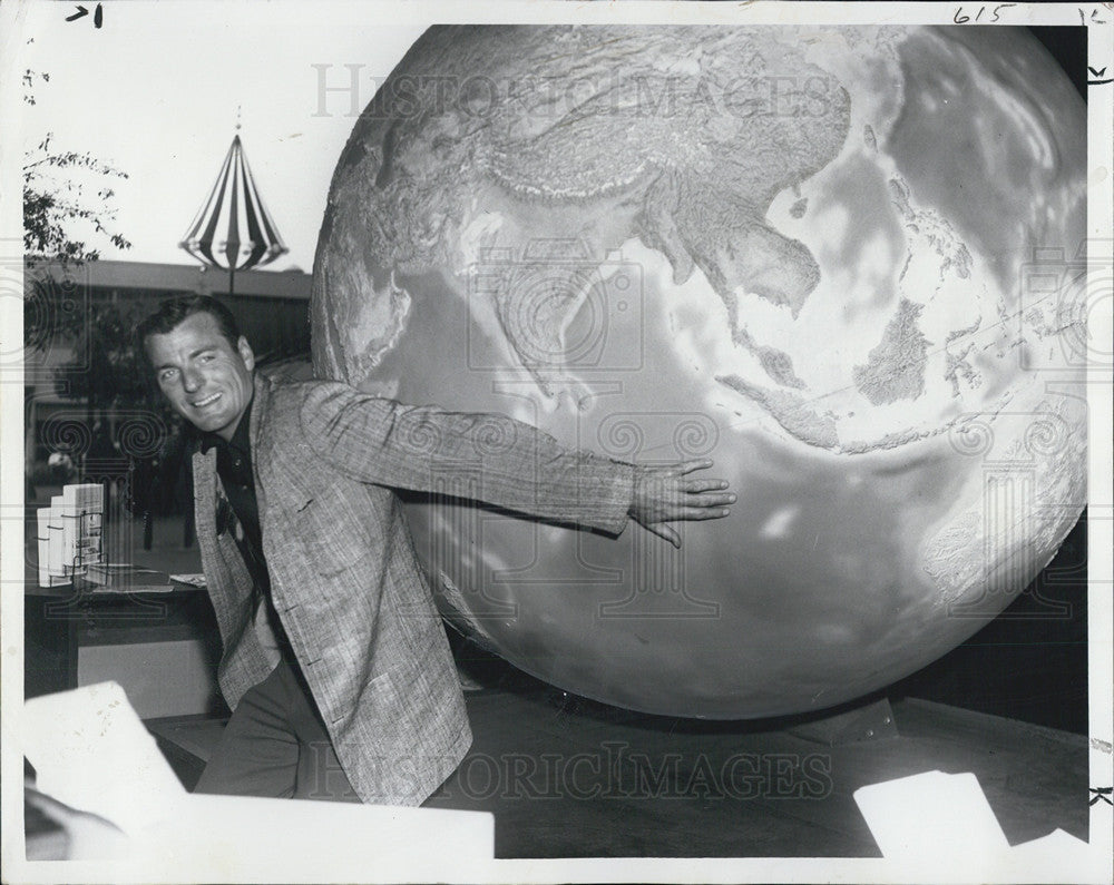 1962 Press Photo Bob Mathias .Olympic decathlon winner with world on back - Historic Images