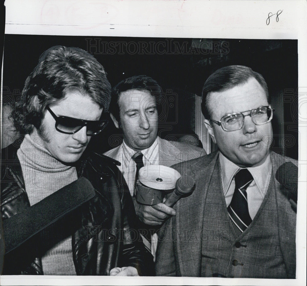 1974 Press Photo Dino Martin Jr and atty illg. possesion of firearms - Historic Images