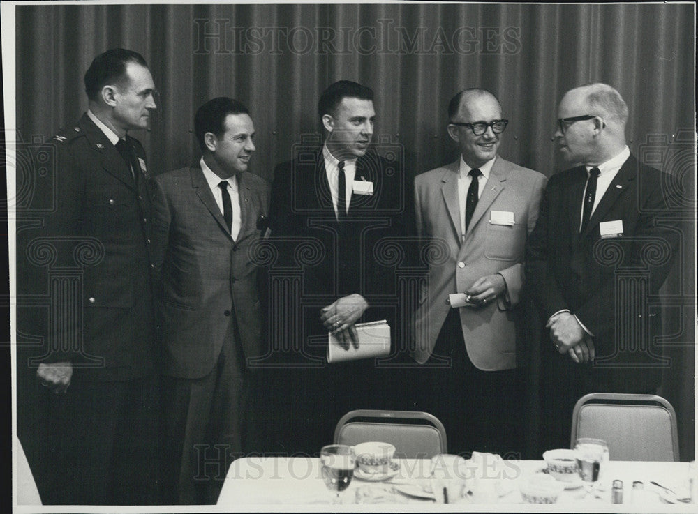 1964 Press Photo Gov industry reps Col GE pennywitt,VN Allstead,Rw peterson - Historic Images