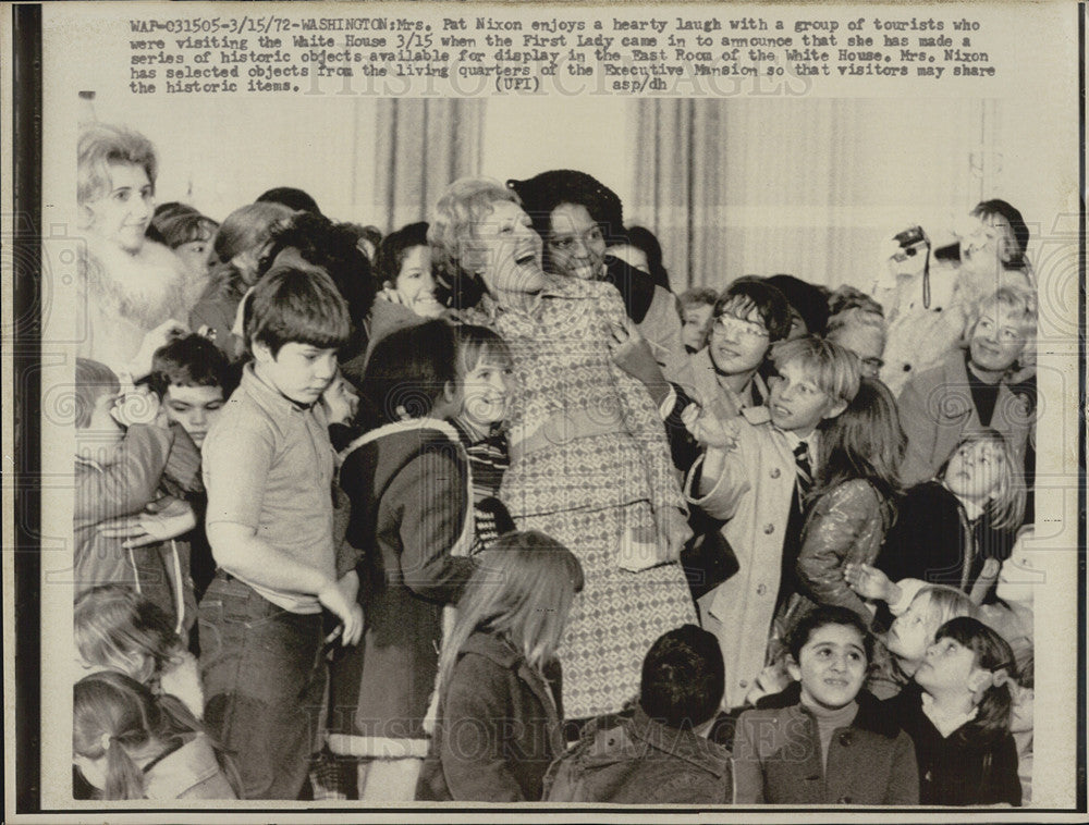 1972 Press Photo of Pat Nixon laughing with some tourists at the White House - Historic Images