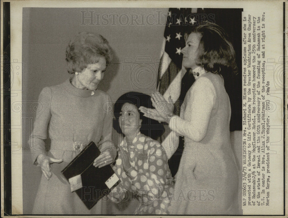 1973 Press Photo of Pat Nixon getting Gateway To Life Certificate by Hadassah - Historic Images