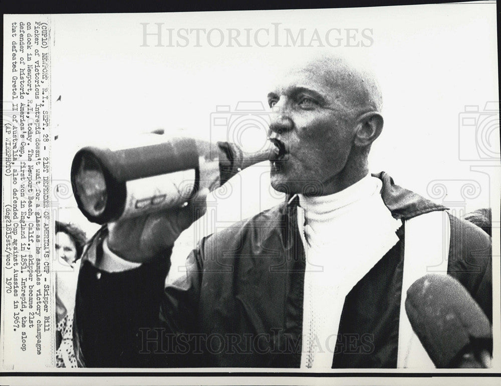 1970 Press Photo Skipper Bill Ficker Of Victorious Intrepid Drinks Champagne - Historic Images