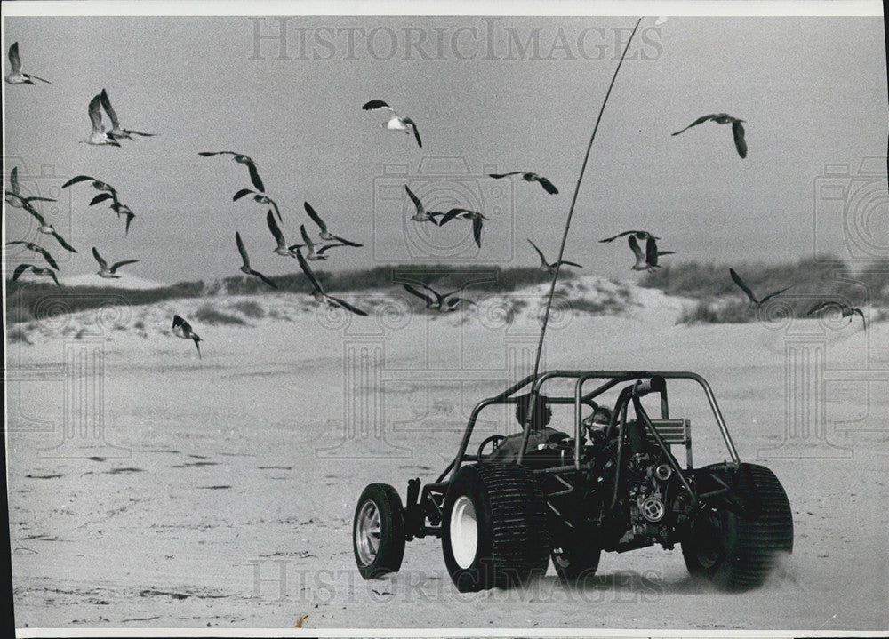 1975 Press Photo Dune Buggie Oceano California Sand Freeway Little Sahara - Historic Images