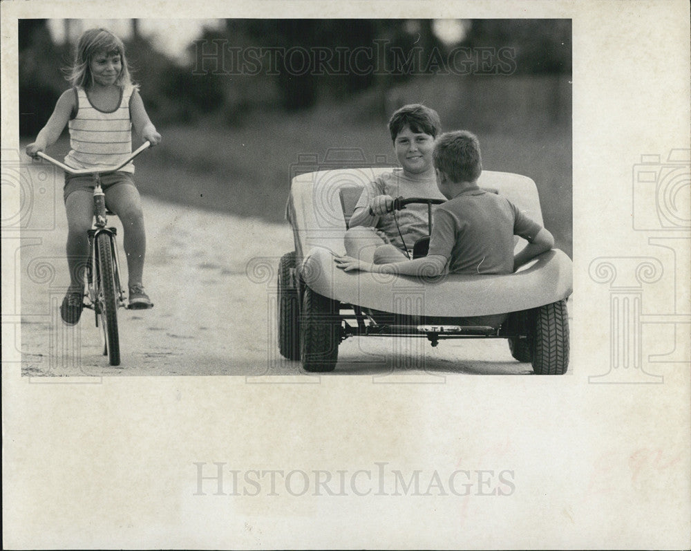 1971 Press Photo Junior Size Dune Buggy Kristine Huber Doug Huber - Historic Images