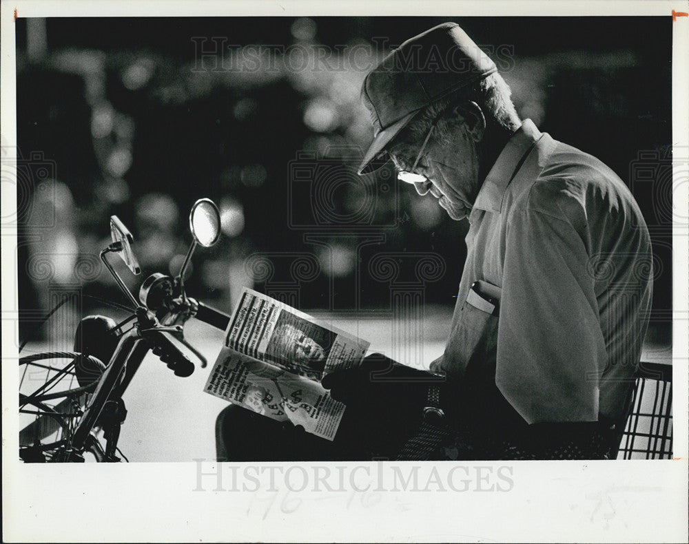 1980 Press Photo Norman Allen Ponders Election By Reading Jimmy Carter Pamphlet - Historic Images