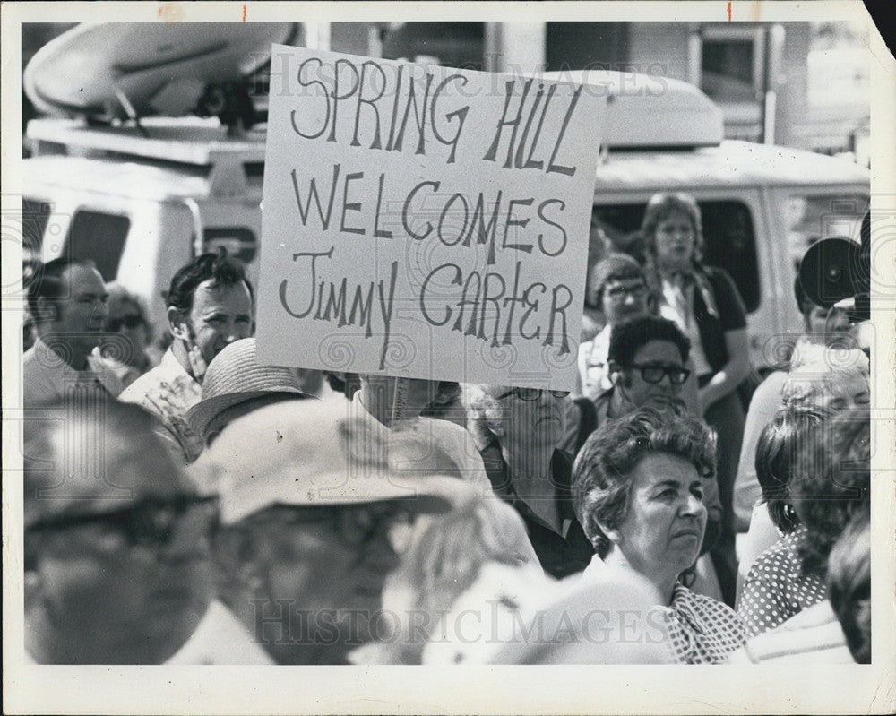 1976 Press Photo Supporters Wait For Presidential Nominee Jimmy Carter At Rally - Historic Images