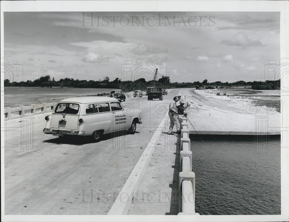 1954 Press Photo Editor Allyn on Skyway bridge in Fla to talk to fisherman - Historic Images