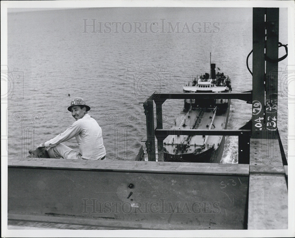 Undated Press Photo Man on a boat - Historic Images