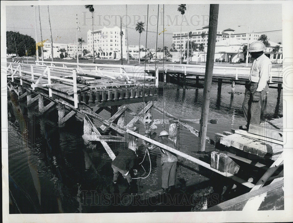 1968 Press Photo Replacing exit bridge - Historic Images