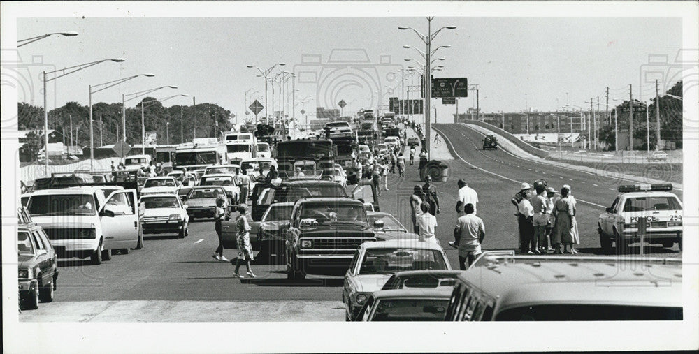 1988 Press Photo Commuters Walk After Traffic Jam On Sunshine Skyway Bridge - Historic Images