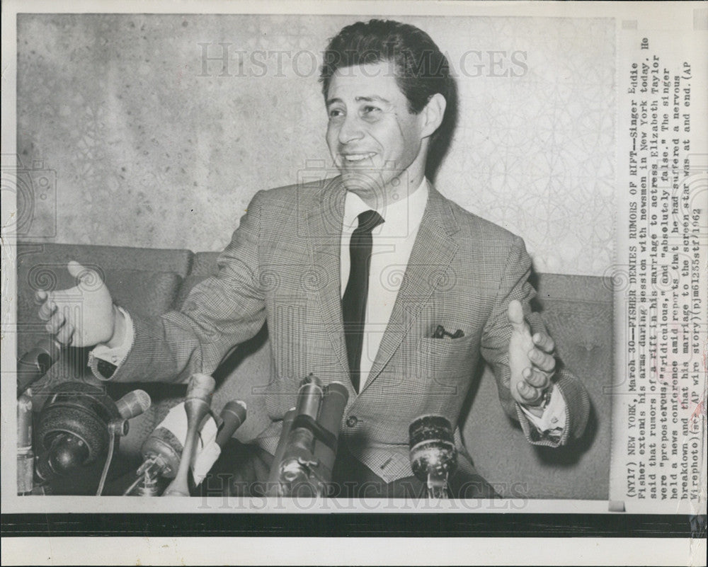 1962 Press Photo Singer Eddie Fisher Talks With Reporters About His Marriage - Historic Images