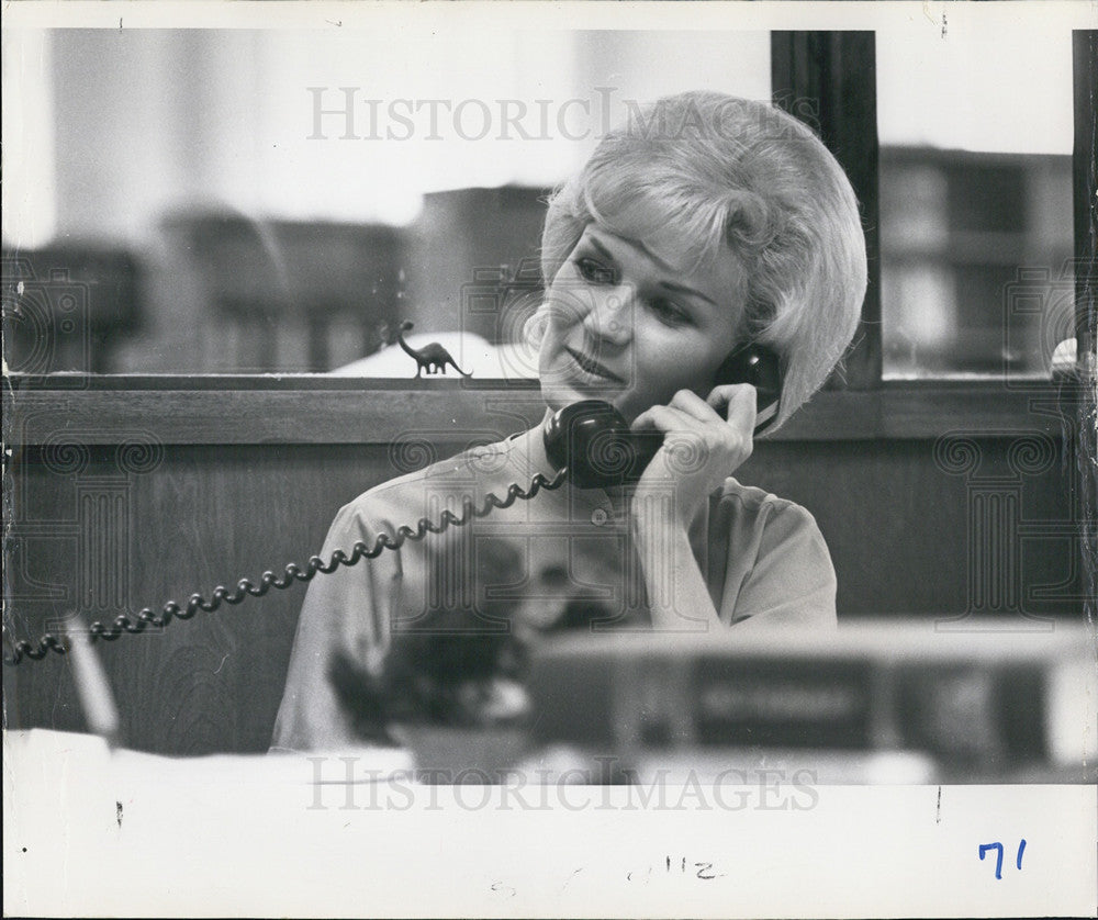 1964 Press Photo Charlotte Anderson Uses A Telephone At Work. - Historic Images