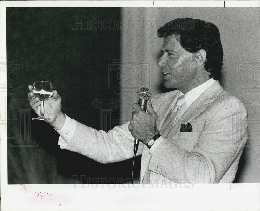 1981 Press Photo Singer Eddie Fisher Toasts Audience Le Club Tierra Verde Resort - Historic Images