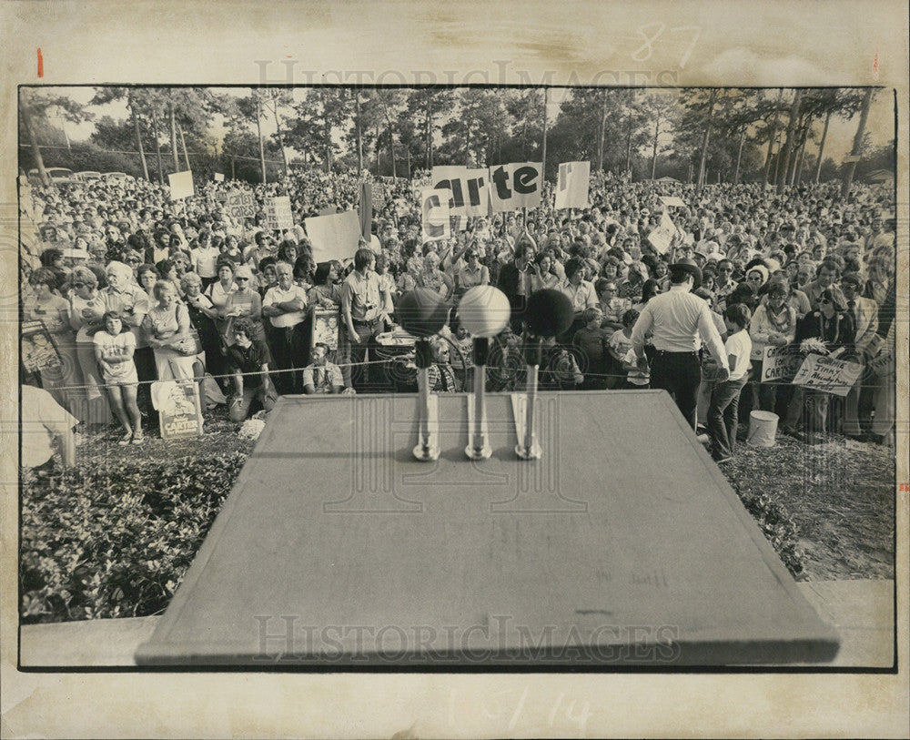 1976 Press Photo Part of 10,000 crowd waiting for Jimmy Carter - Historic Images