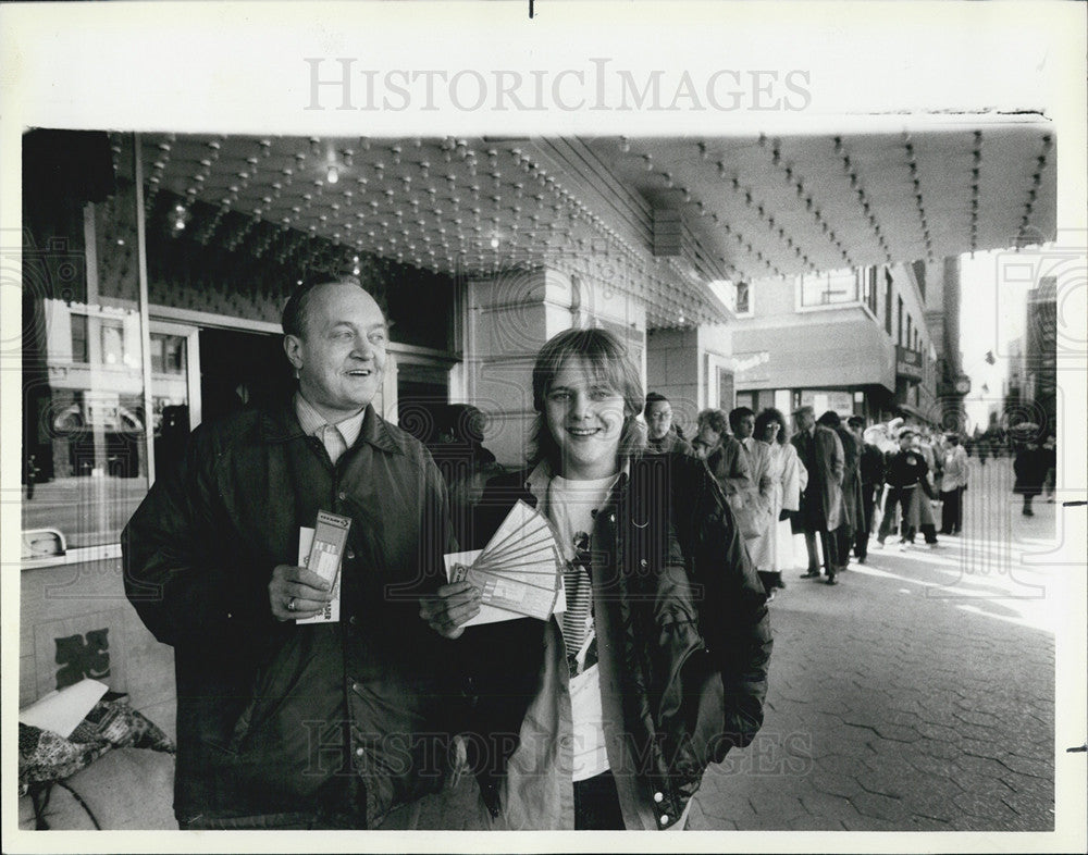 1987 Press Photo Jim Engel and other long wait for tickets to Sinatra concert - Historic Images